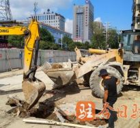 美女开裆尿口高温下的坚守｜道路建设者用汗水铺就畅通路